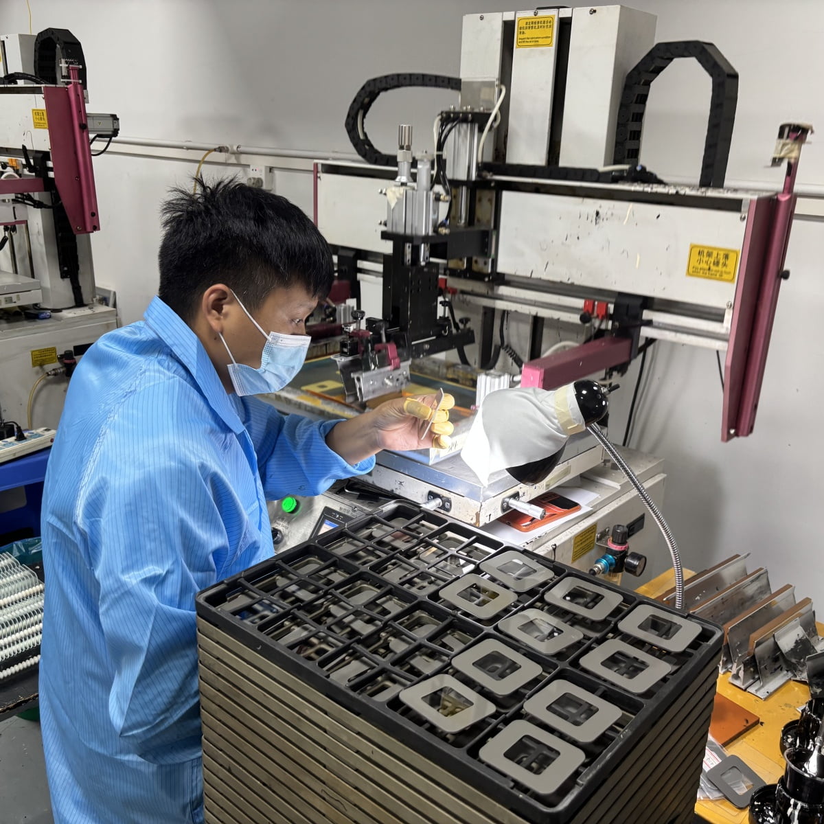 Class 1,000 cleanroom silkscreen printing environment