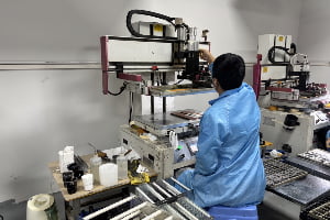 Winson Optics' CNC machines are in operation