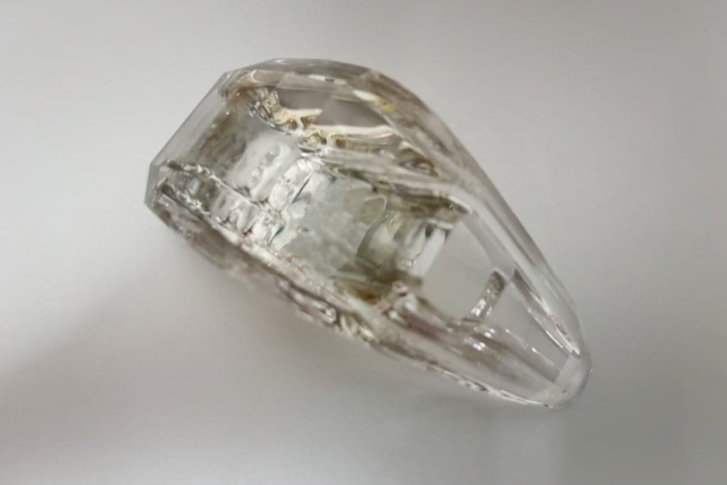 Image from the case study:The Aesthetics Nightmare: Eliminating Surface Ripples and Angular Distortion in Complex Faceted Glass
